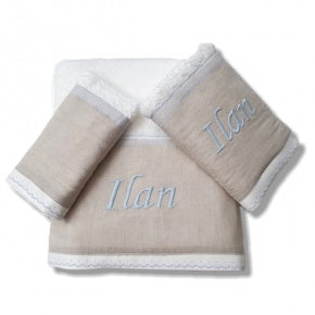 Juego De Toallas Lino Natural Con Tira Bordada En Azul Bebé