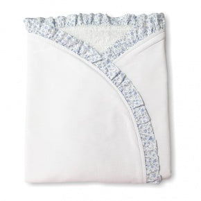 Arrullo. Personalizado.  Envuelve y arropa a tu bebé con nuestro exquisito arrullo confeccionado en doble capa. Destaca su dulce diseño en tela de piqué blanco y volante en telacon dibujo de flor Bea azul, que además, puedes personalizar para hacerlo único y especial. Su acabado  interior en suave rizo de toalla ,le dan un tacto muy suave y agradable. IVA Incluido en Precios.Lavado en frío. El tamaño de este arrullo es de 80 x 68cm.
