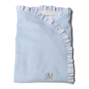 Arrullo. Personalizado.  Envuelve y arropa a tu bebé con nuestro exquisito arrullo confeccionado en doble capa. Destaca su dulce diseño en tela de piqué azul liso y volante en raya azul, que además, puedes personalizar para hacerlo único y especial. Su acabado en doble capa de piqué blanco e interior en coralina, le dan un tacto muy suave y agradable. IVA Incluido en Precios.Lavado en frío. El tamaño de este arrullo es de 80 x 68cm. 