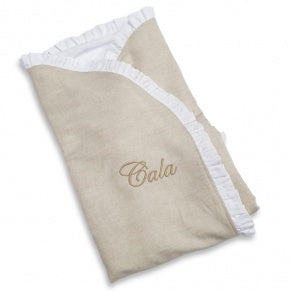 Envuelve y arropa a tu bebé con nuestro exquisito arrullo confeccionado en doble capa. Destaca su dulce diseño en tela de lino natural y volante en plumetti blanco, que además, puedes personalizar para hacerlo único y especial. Su acabado en doble capa de lino con el interior en coralina, le dan un tacto muy suave y agradable. IVA Incluído en Precios.