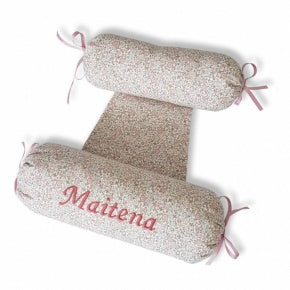 Antivuelco bebé. Seguridad  En los primeros meses de vida, la seguridad de tu bebé es lo más importante. En Cristina de Jos´h hemos diseñado unos cojines anti-vuelco unidos por un trozo de tela de algodón para proteger a tu bebé mientras se encuentra tumbado.  Destaca su dulce diseño en tela de flores rosa, gris y beige y cerrado con un lazo a juego, que  podrás personalizar con el nombre de tu bebé. Iva incluido en precios.